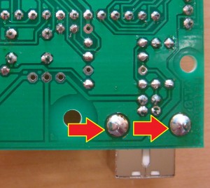 X1: USBコネクタ 　コネクタケース部分のパターンにはレジストがかかっているので、 カッターの背でこすってはがしてから、多めにハンダを盛ります。