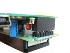 LCDコネクタは、1番ピンがシルクの白丸。LCDに挿しながらはんだづけするときれいに実装できます。